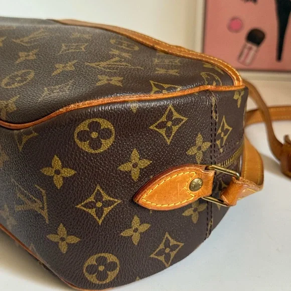 Louis Vuitton Blois Monogram Crossbody Bags π - Picture 8 of 14